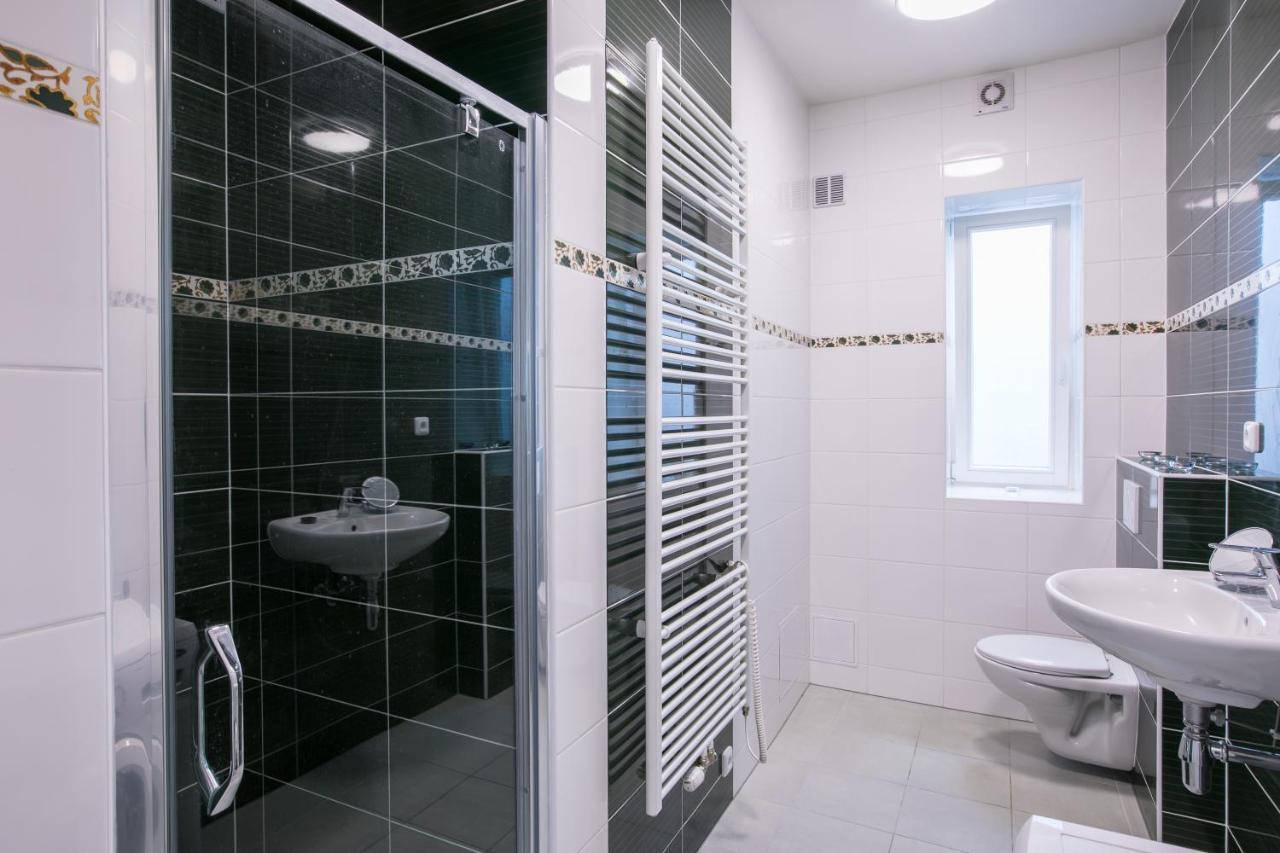 Cozy Apartment In Quiet Courtyard Near Charles Bridge 프라하 외부 사진